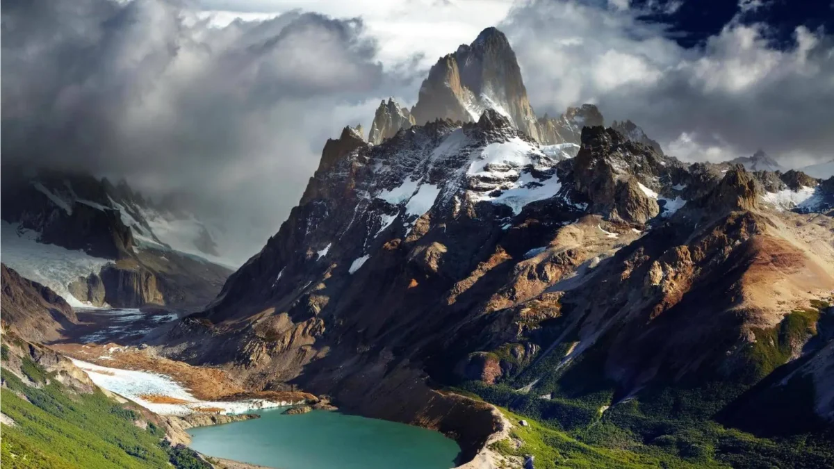 Wisata ke Patagonia Argentina: Trekking di Tengah Pegunungan Salju dan Danau Biru